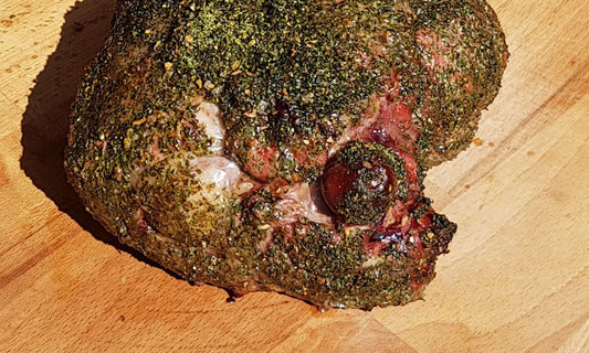 Auf Islay-Torf gesmokte Lammkeule - DER KLEINE BERGMANN