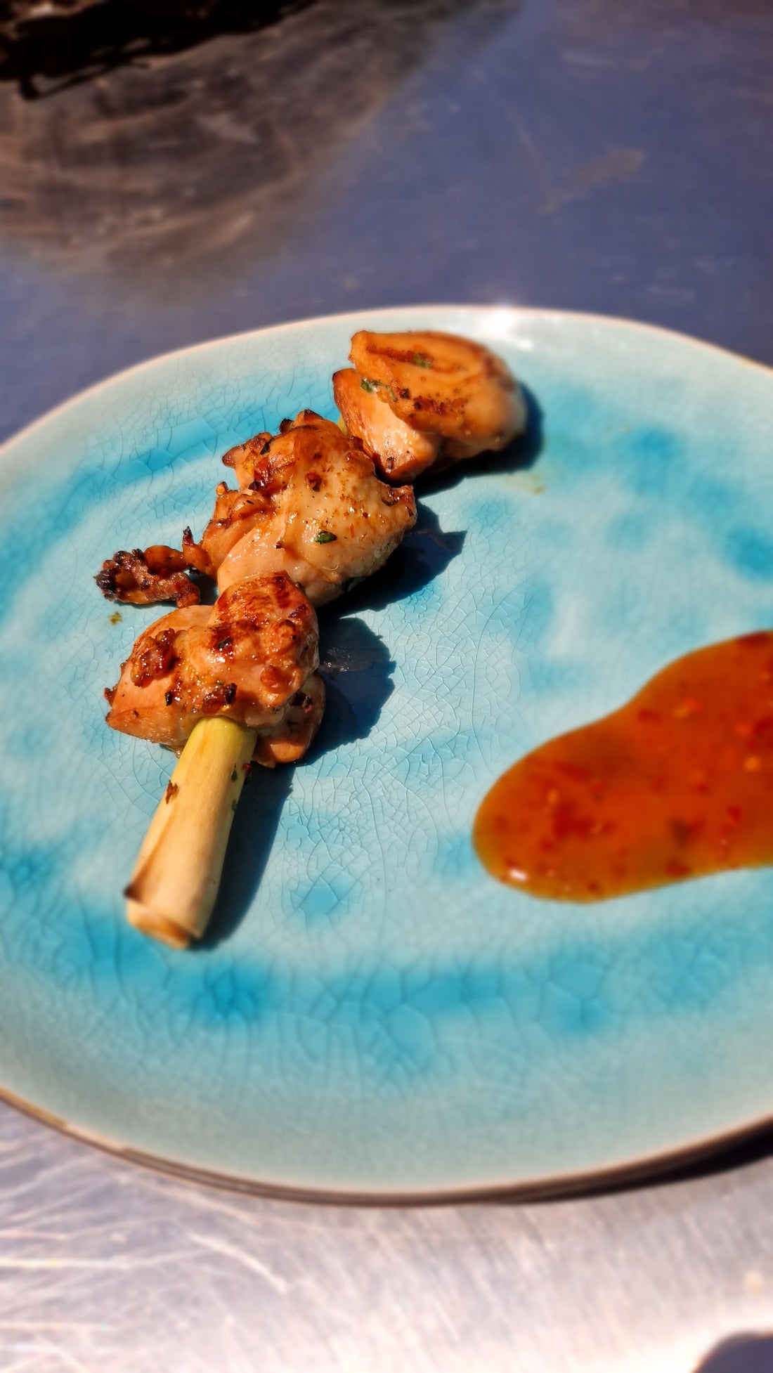 Huhn auf Zitronengras