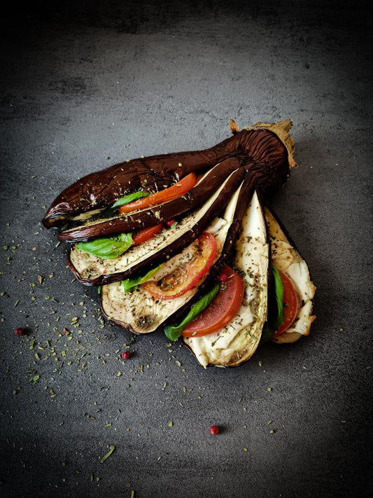 Gegrillte Aubergine, gefüllt mit Büffelmozarella, Tomaten und Basilikum