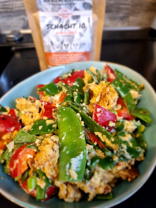 Bunte Gemüsepfanne mit Ei und Feta - vegetarisch - DER KLEINE BERGMANN