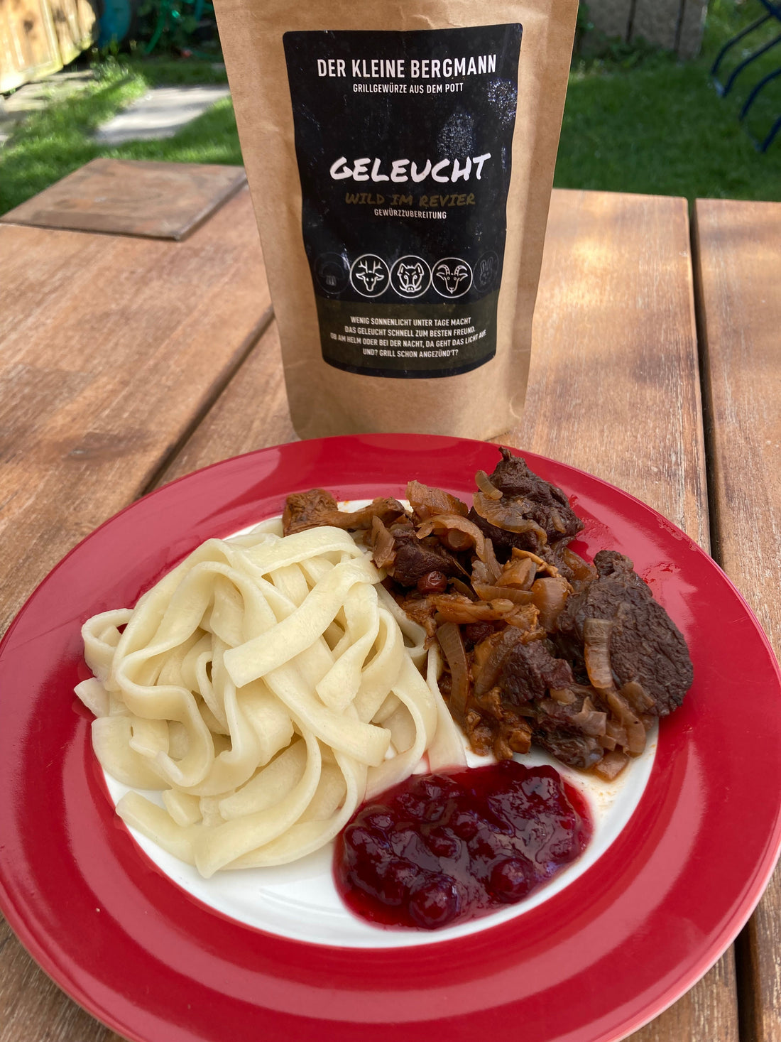 Hirschgulasch mit Geleucht und Preiselbeeren - DER KLEINE BERGMANN