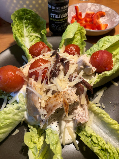 Salat mit Hähnchenbrustfilet, Tomaten und Parmesan - DER KLEINE BERGMANN