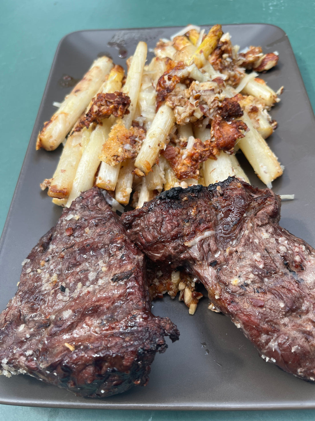 Mandel Parmesan Spargel mit Irischem Hüftsteak - DER KLEINE BERGMANN