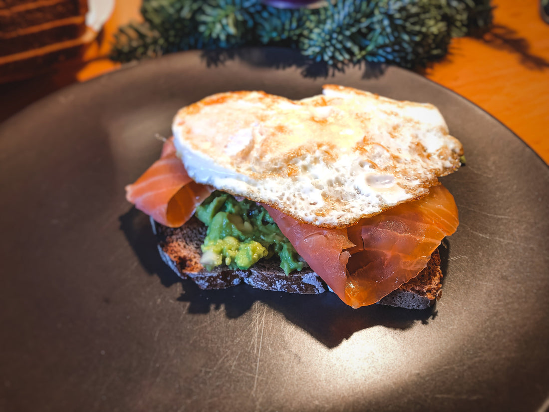 Lachsbrot mit Avocado und Spiegelei - DER KLEINE BERGMANN