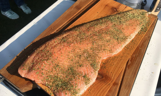 Lachs von der Planke mit Grillkartoffeln und Creme Fraiche - DER KLEINE BERGMANN